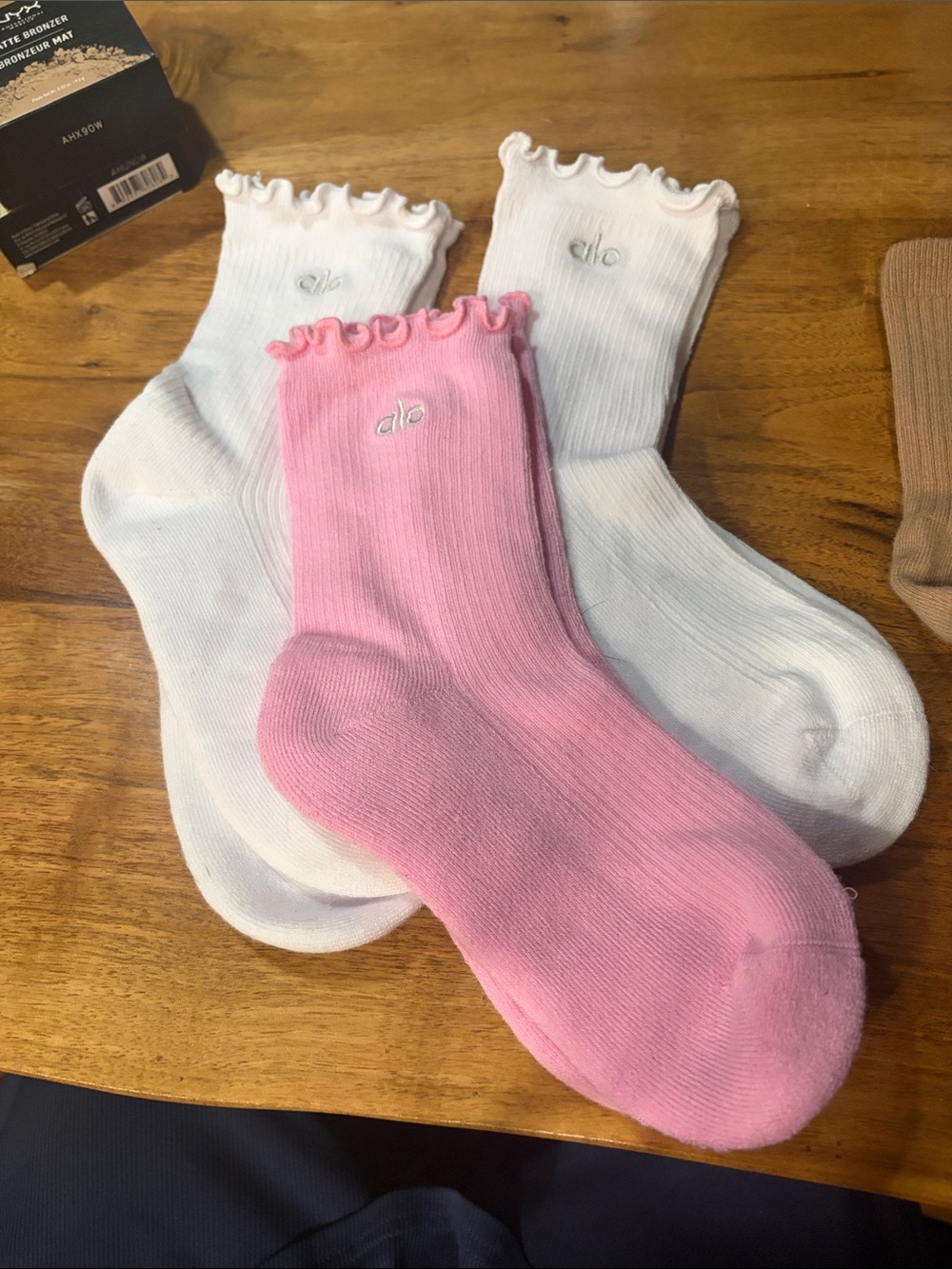ALO Yoga Ribbed Ruffle Crew Socks in Pink & White